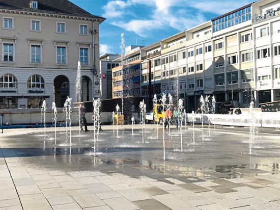 Testlauf für die neuen Wasserspiele auf dem Karlsruher Marktplatz.