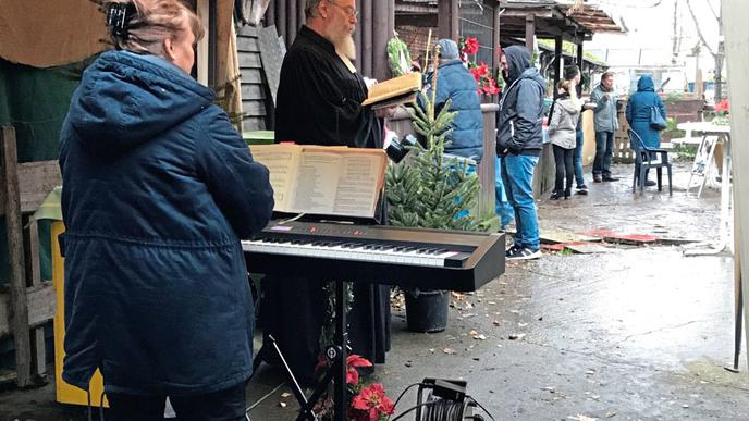 Auch ein Pfarrer war bei der Weihnachtsfeier dabei, um die Tiere des Hofs zu segnen und ein paar Weihnachtsliedern mit den Gästen der Feier zu singen.