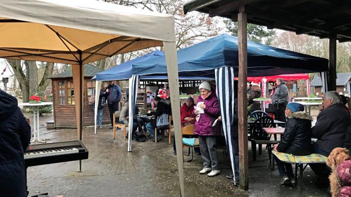 Trotz des Regens - und trotz des Protests - sind einige Besucher zur Weihnachtsfeier gekommen. "Es gibt einen kleinen harten Kern von Unterstützern", erklärte Gnadenhof-Mitarbeiterin Sabine Knebel.