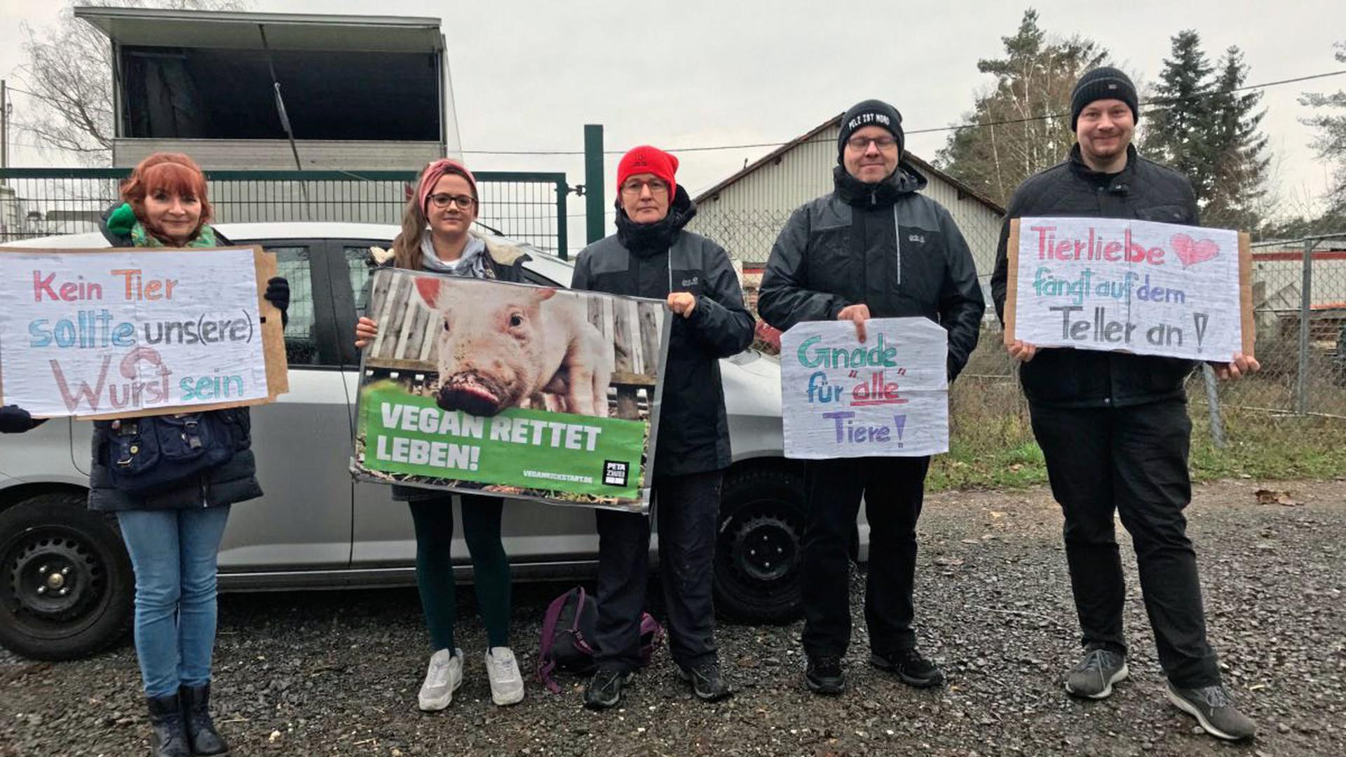 "Tierschutz fängt auf dem Teller an". Fünf Mitglieder von "Peta Zwei" demonstrierten mit Plakaten gegen den Verkauf von Fleisch auf der Weihnachtsfeier.