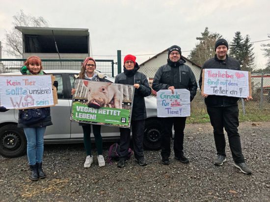 "Tierschutz fängt auf dem Teller an". Fünf Mitglieder von "Peta Zwei" demonstrierten mit Plakaten gegen den Verkauf von Fleisch auf der Weihnachtsfeier.