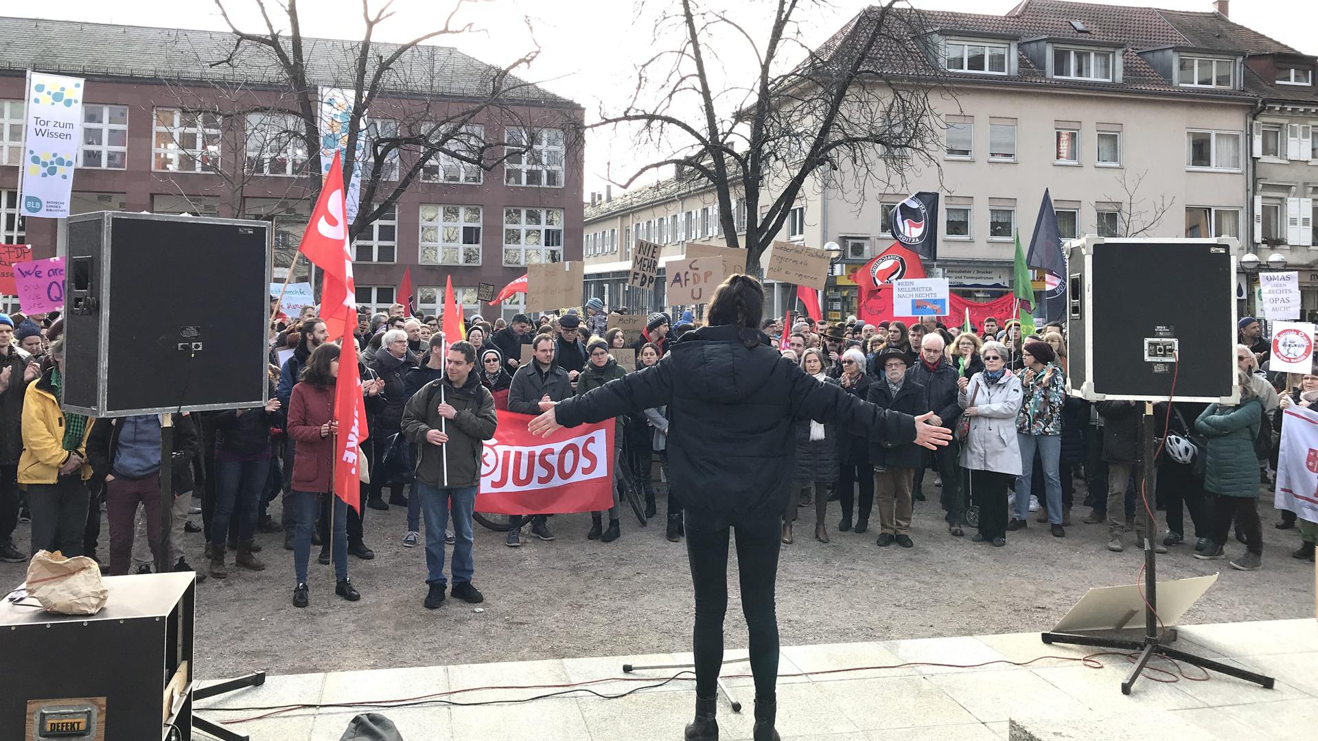 Jusos, Grüne und Linke demonstrieren gemeinsam auf dem Kirchplatz von St. Stephan nach den Ereignissen in Thüringen.