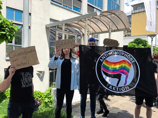 Nach den homophoben Äußerungen gab es am Freitag eine Spontandemonstration vor der b.i.g.-Zentrale in Karlsruhe.