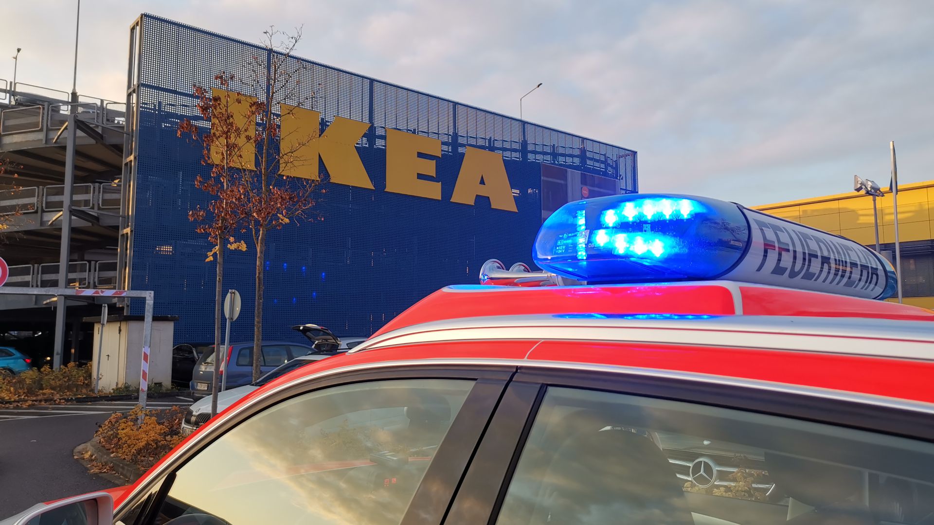 Am Samstagnachmittag wurde die Feuerwehr zu einem Autobrand ins Ikea-Parkhaus in Walldorf alarmiert.