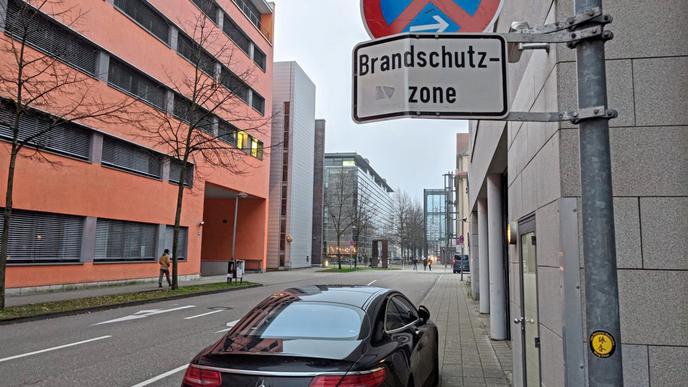 Weiter vorne parkten am gleichen Tag Autos so, dass Rollstuhlfahrer nicht mehr durchgekommen wären. Die Polizei ließ sie laut Bjarne Rest aber nicht abschleppen.