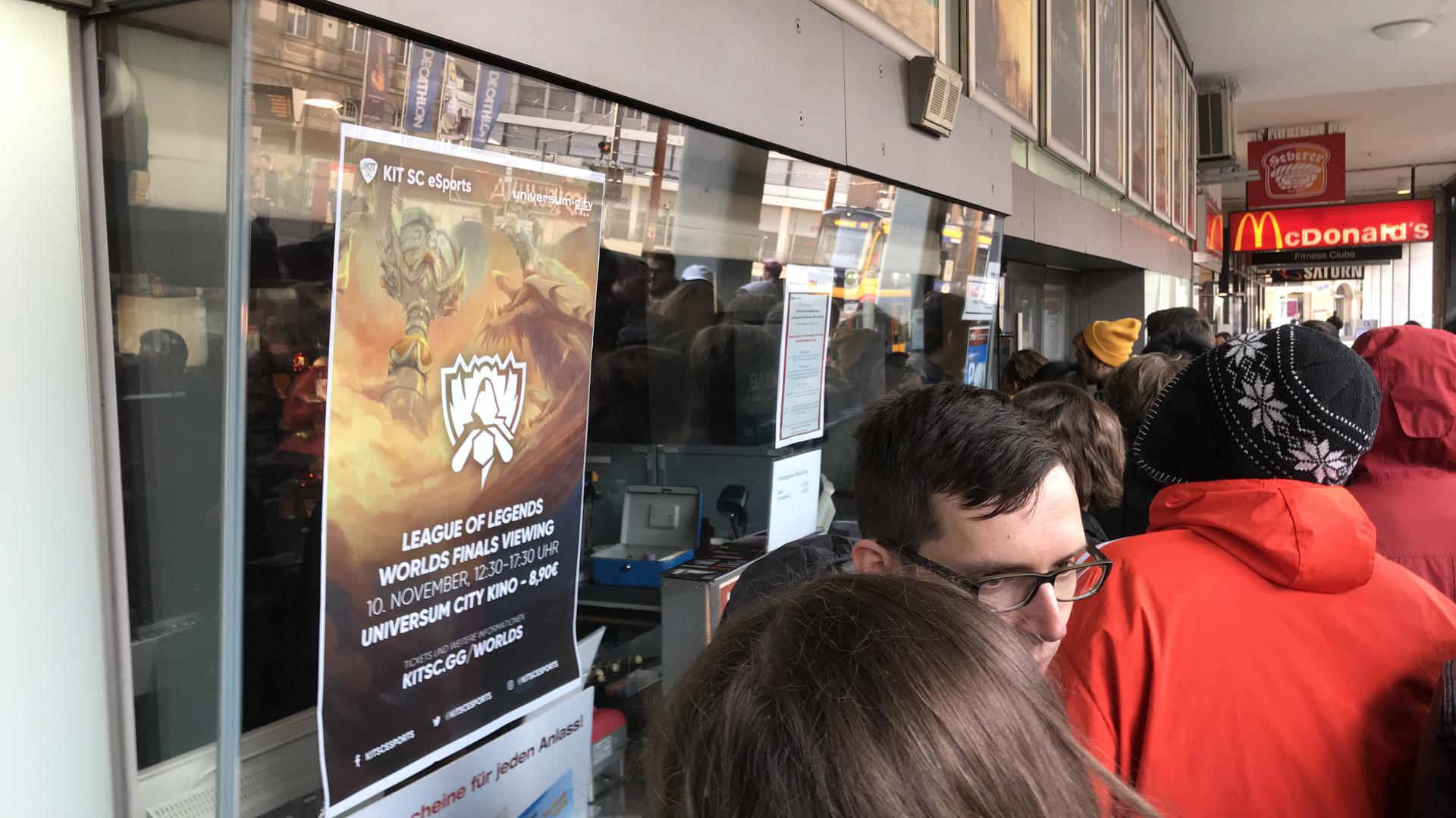 Das League of Legends-Plakat am Eingang des Universum.Kinos.