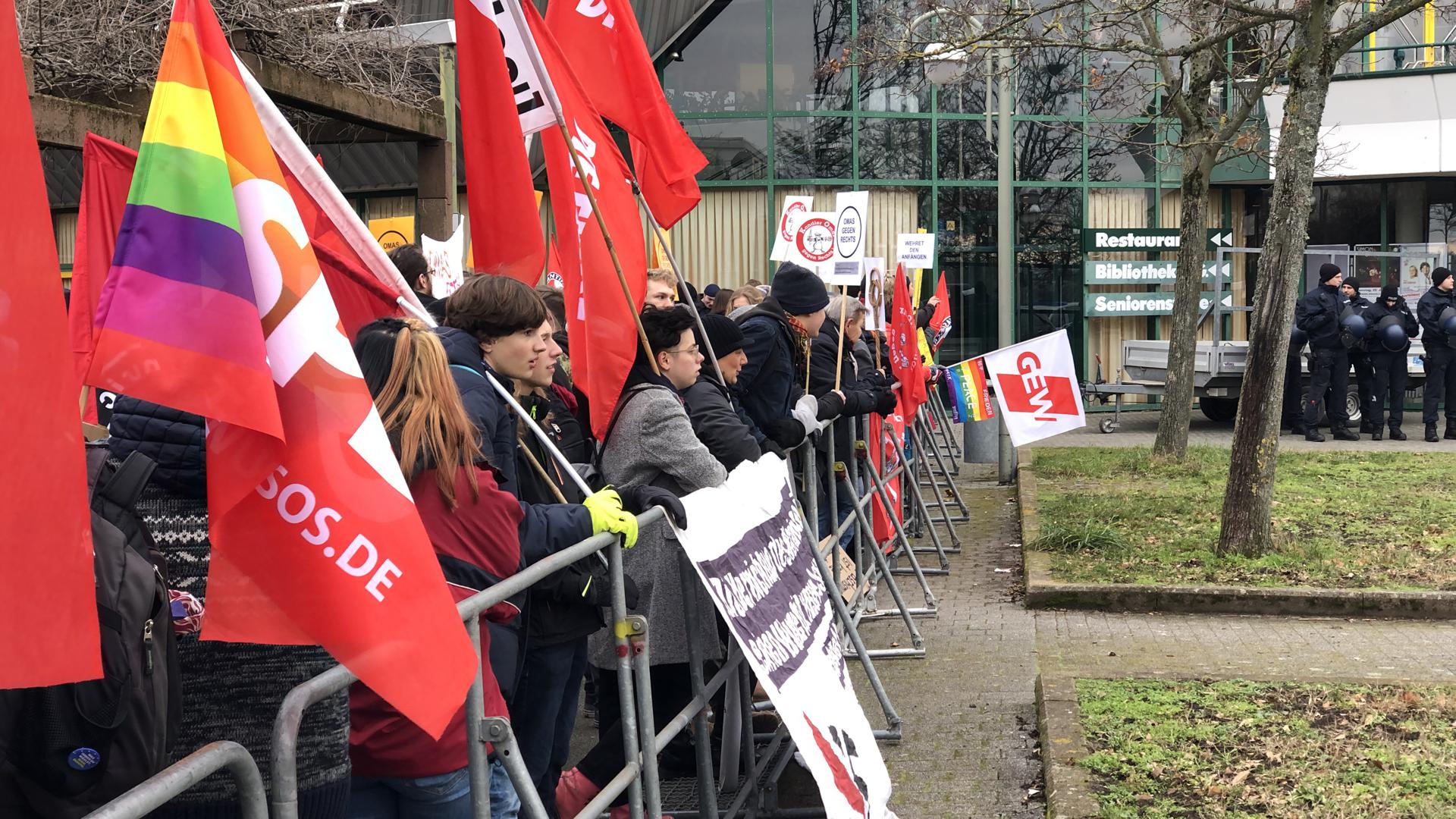 Rund 100 Gegendemonstranten haben sich vor der Badnerland-Halle eingefunden.