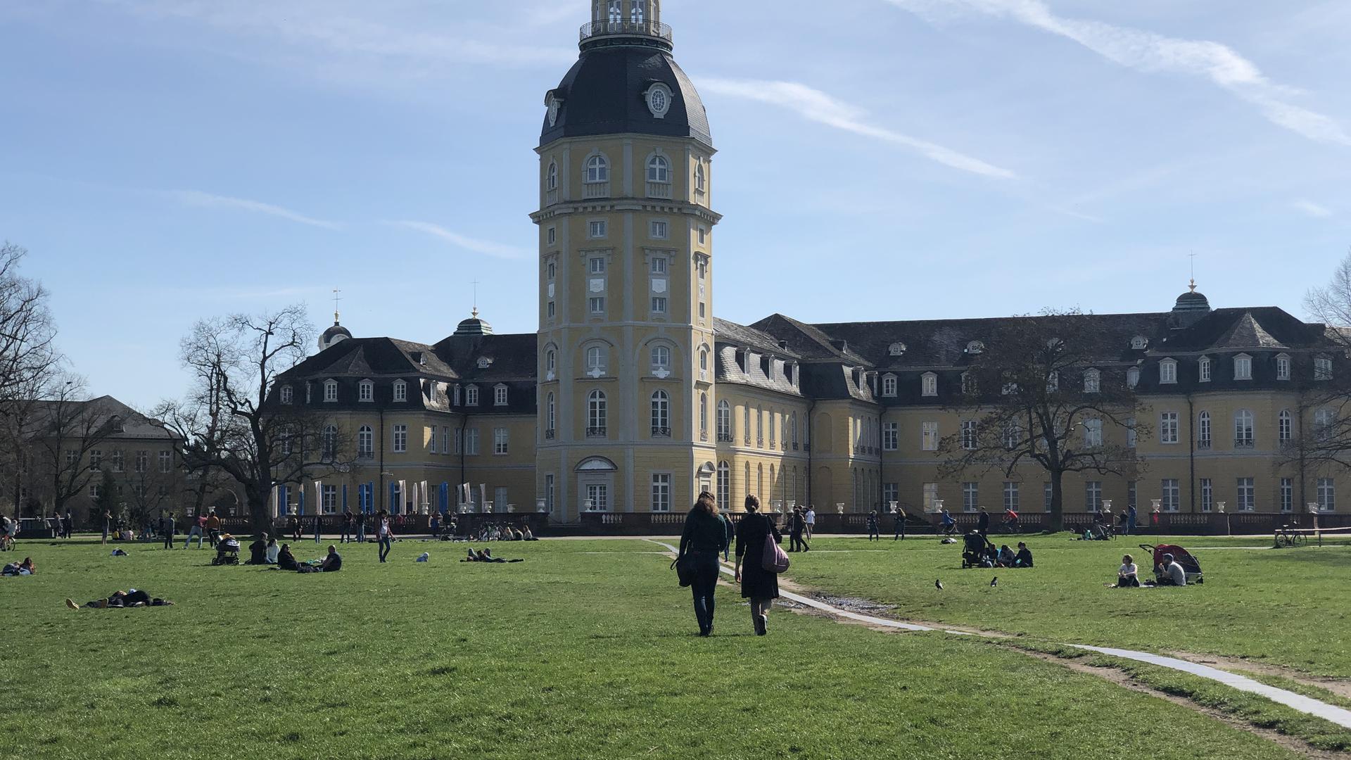 Der Ansturm ist überschaubar: Im Karlsruher Schlossgarten war am Sonntag nicht wirklich viel los. Bekannte Treffpunkte in den Städten wurden offenbar gemieden. Spaziergänger suchten eher die Ruhe des Waldes.