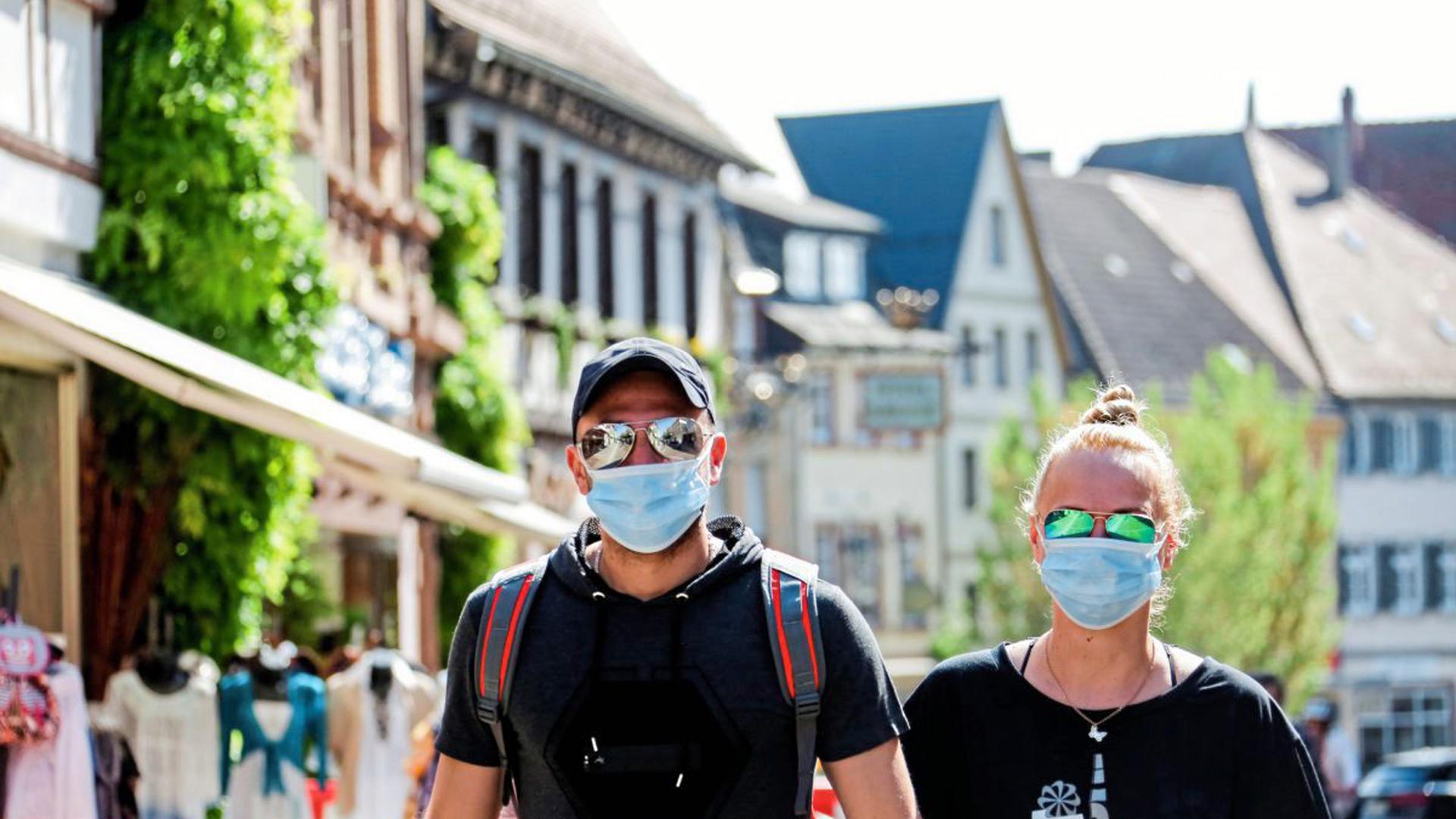 Auch in der Brettener Innenstadt halten sich am Montag bereits viele Menschen an die Maskenpflicht.