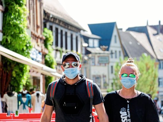 Auch in der Brettener Innenstadt halten sich am Montag bereits viele Menschen an die Maskenpflicht.