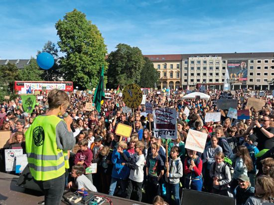 Der Friedrichsplatz ist voll: Am Freitagmorgen haben sich in Karlsruhe viele Demonstranten zur großen Fridays-for-Future-Demo versammelt.
