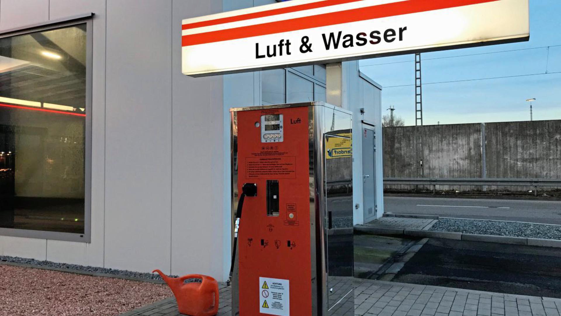 Druckluftautomat an der Tankstelle in der Wolfartsweierer Straße.