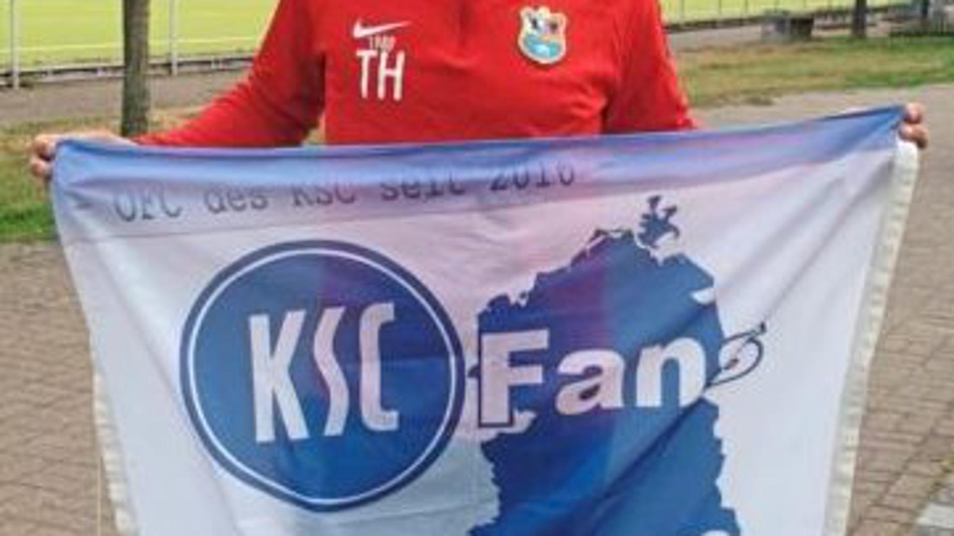 Das große Idol Thomas Häßler mit der Fanclub-Fahne.