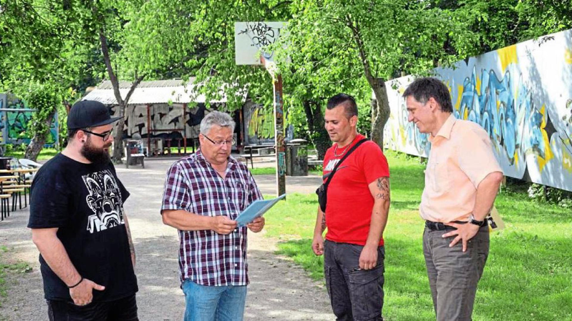 Der Jugendgarten in Oberreut müsse erhalten bleiben, sagen (von links) Leo Serzenka, Bürgervereinsvorsitzender Klaus Schaarschmidt, Matze Barth und der Vize des Vereins, Johannes Stober.