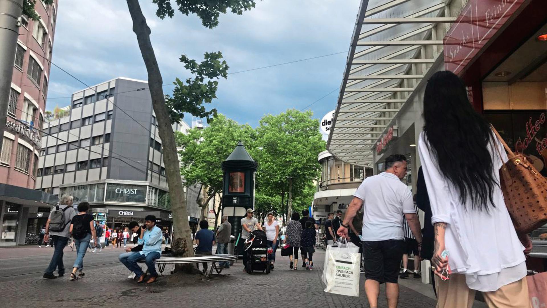 Voll, aber nicht zu voll ist die Karlsruher Innenstadt am Samstag, 13. Juni. Trotz der Corona-Beschränkungen sind viele Menschen in Kauflaune.