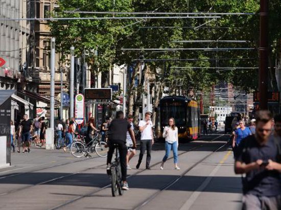 Geduld ist gefragt: Erst Zug um Zug, also in vielen Abschnitten, kann die Kaiserstraße zur wahren Fußgängerzone umgestaltet werden, nachdem die Bahnen frühestens 2021 unter der Erde fahren und Gleise sowie Oberleitung entfernt werden.