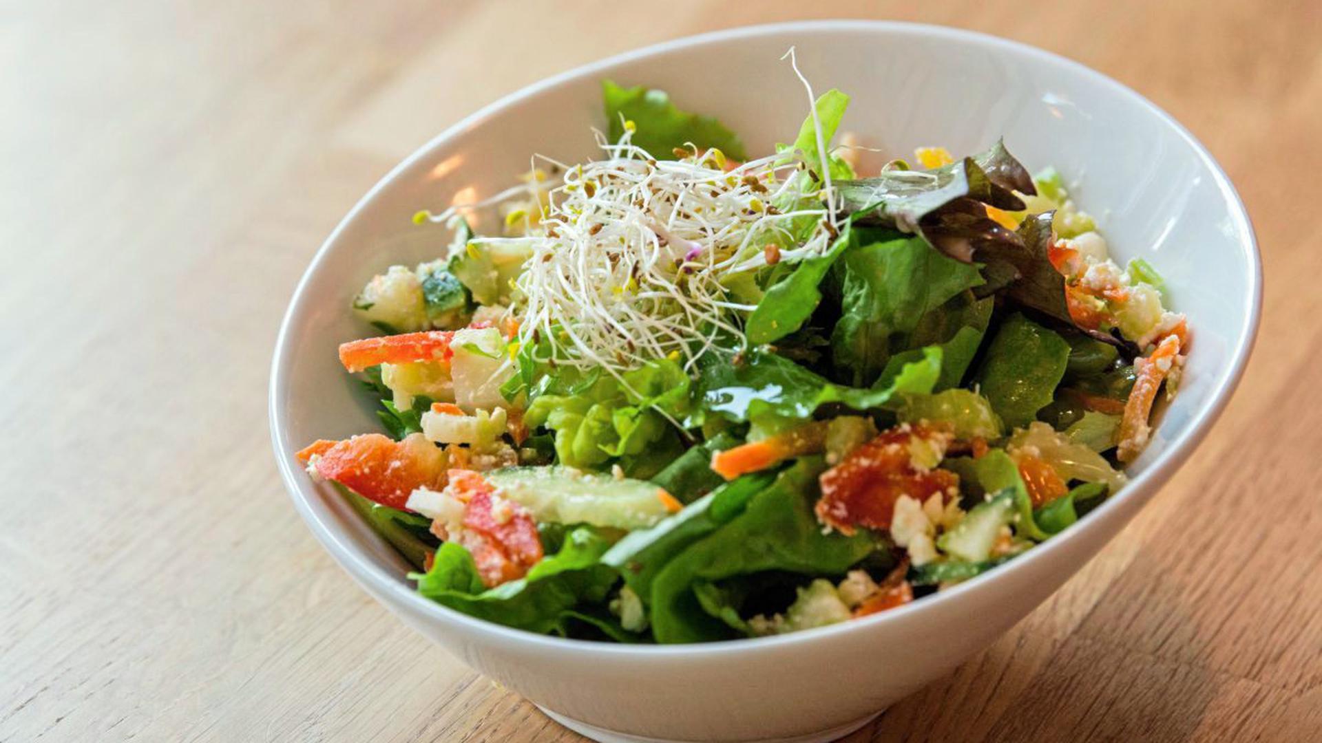 Die gesunde Alternative im Vergleich zu vielen fetthaltigen Kantinenessen: Salat.