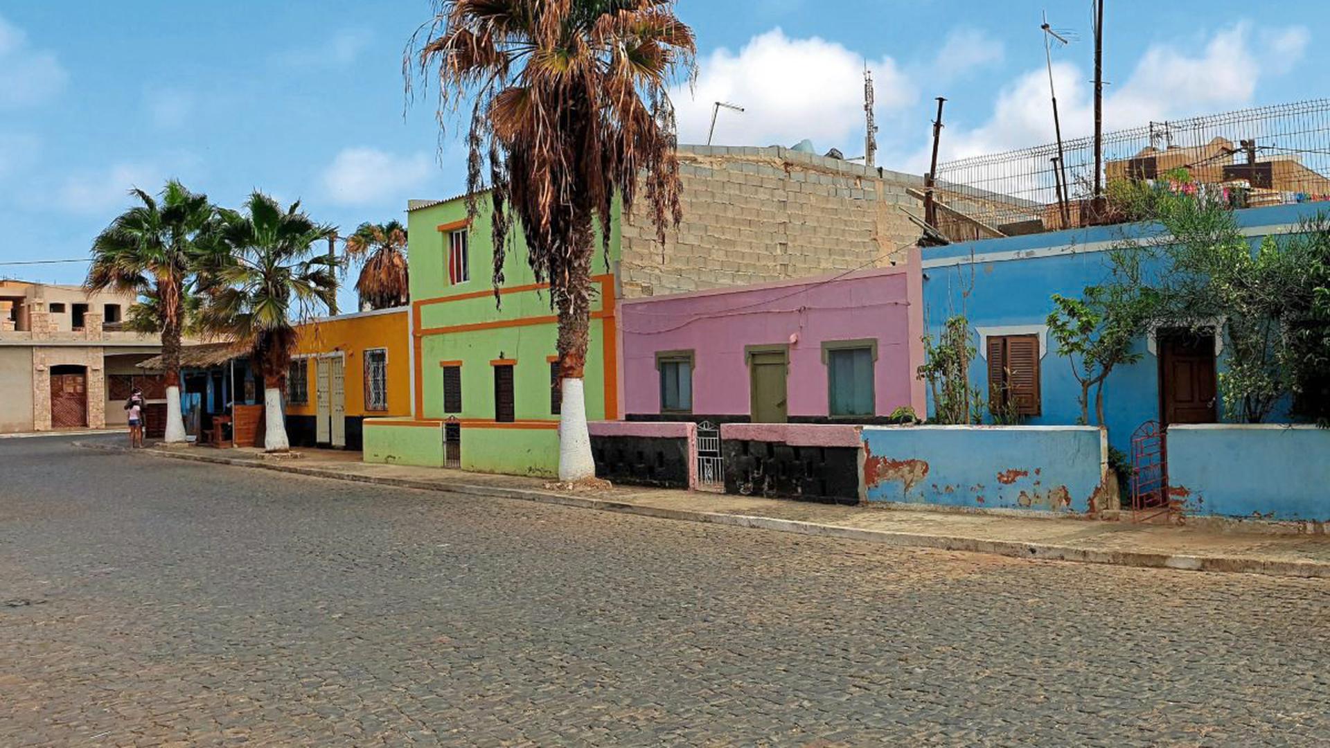 Alles so schön bunt hier: Häuser in der Hafenstadt Palmeira auf der Kapverden-Insel Sal.