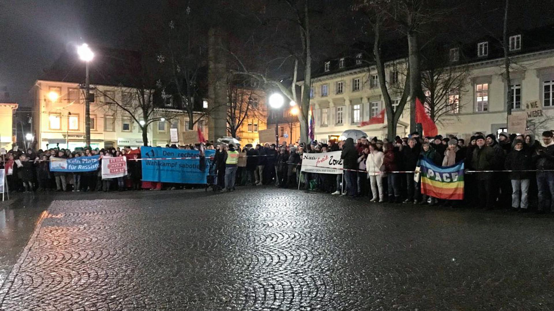 Rund 500 Gegen-Demonstranten sind am Freitagabend vor die Karlsburg gekommen.