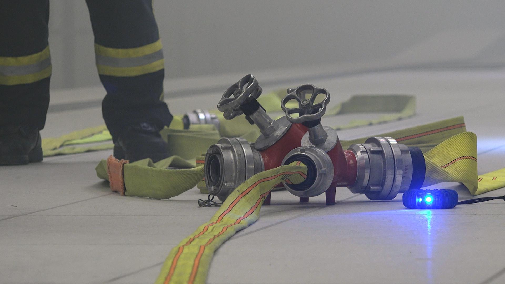 Blitzleuchten dienen den Feuerwehrleuten bei einem Brand mit viel Rauch als Orientierung. Blau bedeutet beispielsweise, dass hier ein Wasseranschluss ist.