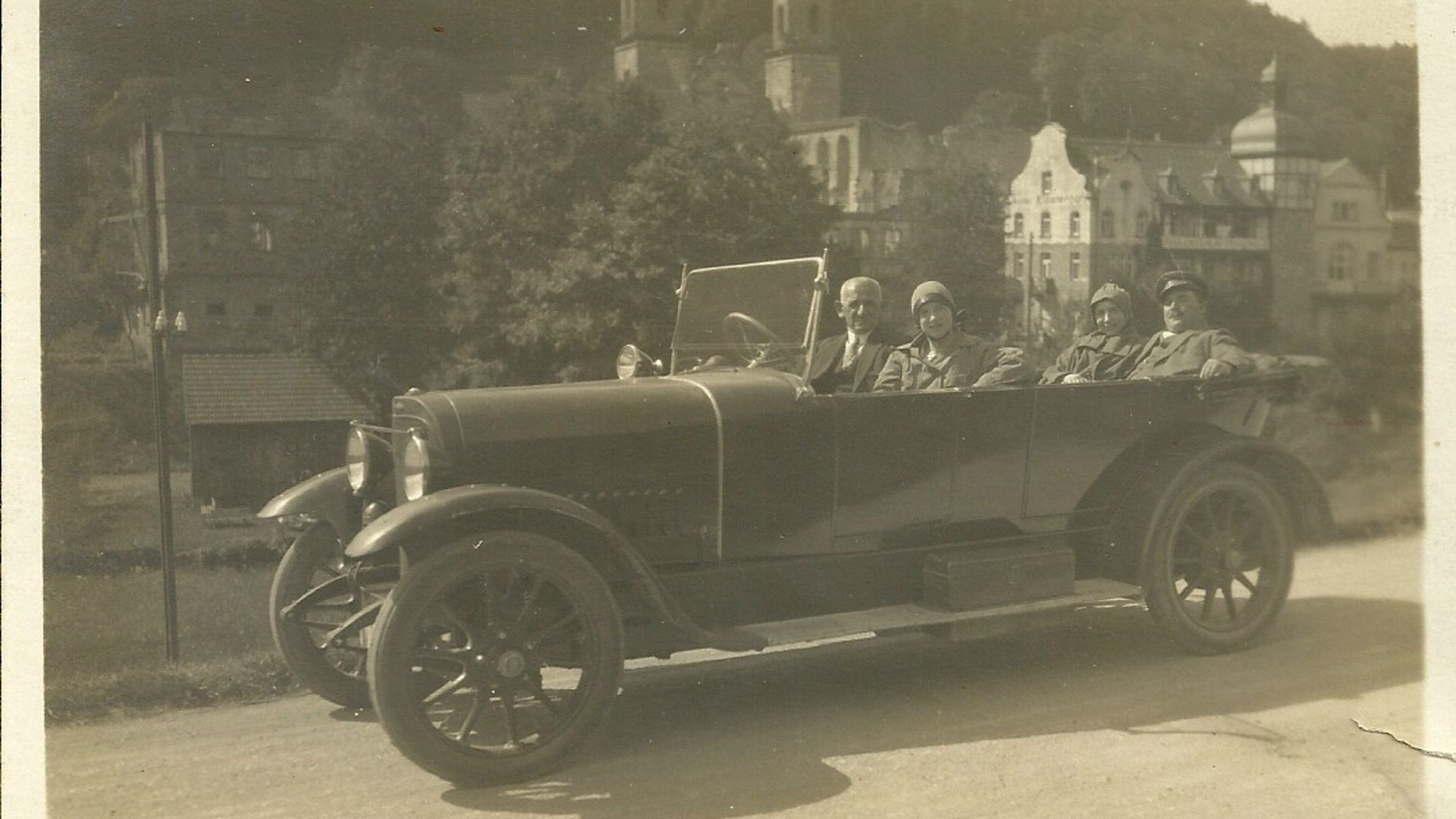 Auf Reisen: Im Jahr 1928 sitzt Ruth neben dem Fahrer, ihre Eltern Salomon und Jenny David haben hinten Platz genommen.
