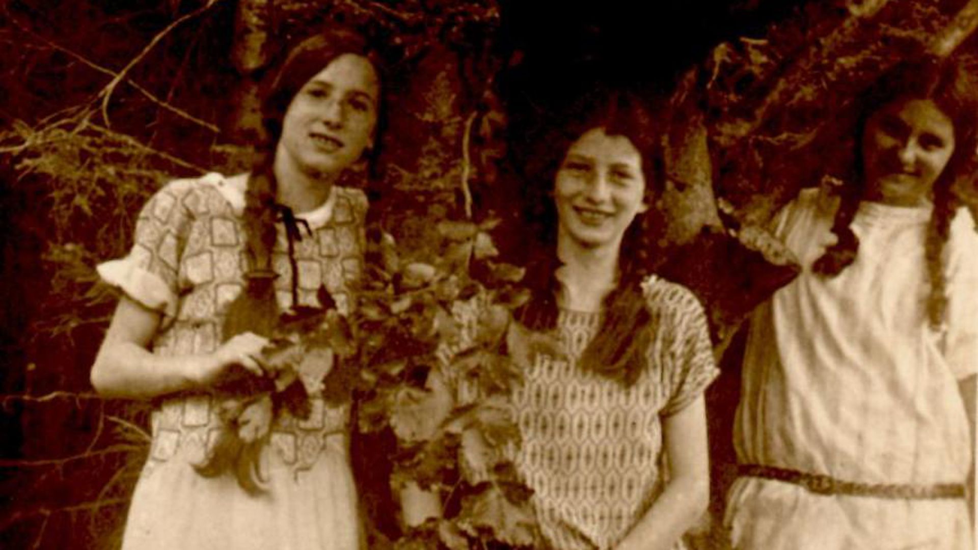 Erinnerung: Ruth (links) mit zwei Freundinnen aus dem Gymnasium. 