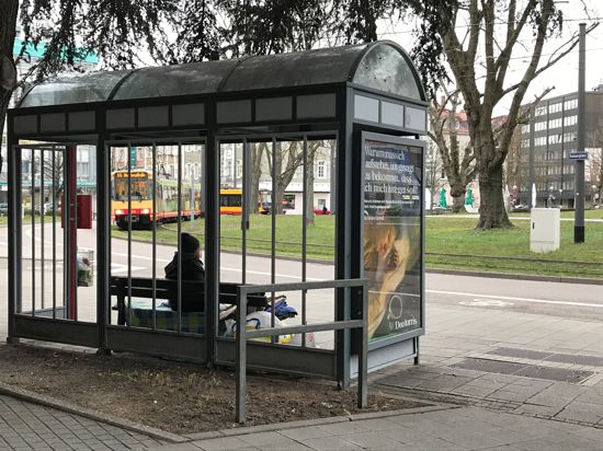 Ein wohnungsloser Mann sitzt seit Wochen an einer Bushaltestelle am Mühlburger Tor.