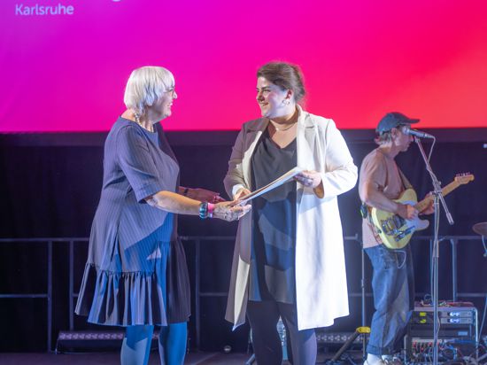 Claudia Roth (links) und Saskia Fleischhauer auf dem Podium bei der Preisberleihung der Kino-Programmpreise