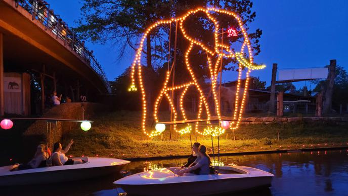 Lichterfigur eines Elefanten in der Nähe des Elefantengeheges im Karlsruher Zoo.