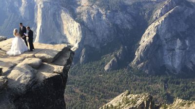 Ein Paar heiratet am Taft Point im kalifornischen Yosemite Nationalpark. 
