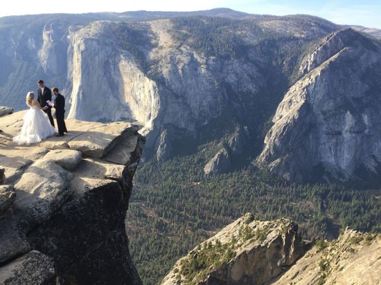 Ein Paar heiratet am Taft Point im kalifornischen Yosemite Nationalpark. 