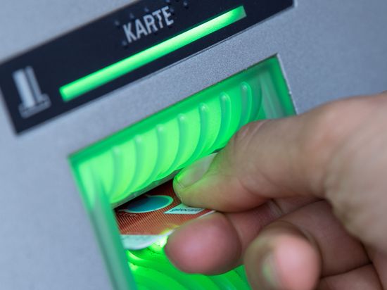 Geld abheben mit der Bankkarte: Wer über keine Bankverbindung verfügt, ist von der Bargeldversorgung abgeschnitten. 