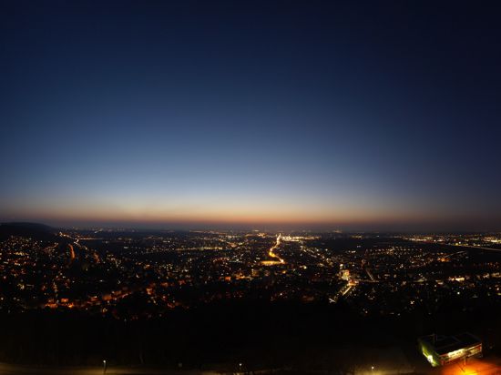 Blick auf ein Lichtermeer: Vom Durlacher Turmberg aus lassen sich die unterschiedlichen Beleuchtungsarten in Karlsruhe gut erkennen.