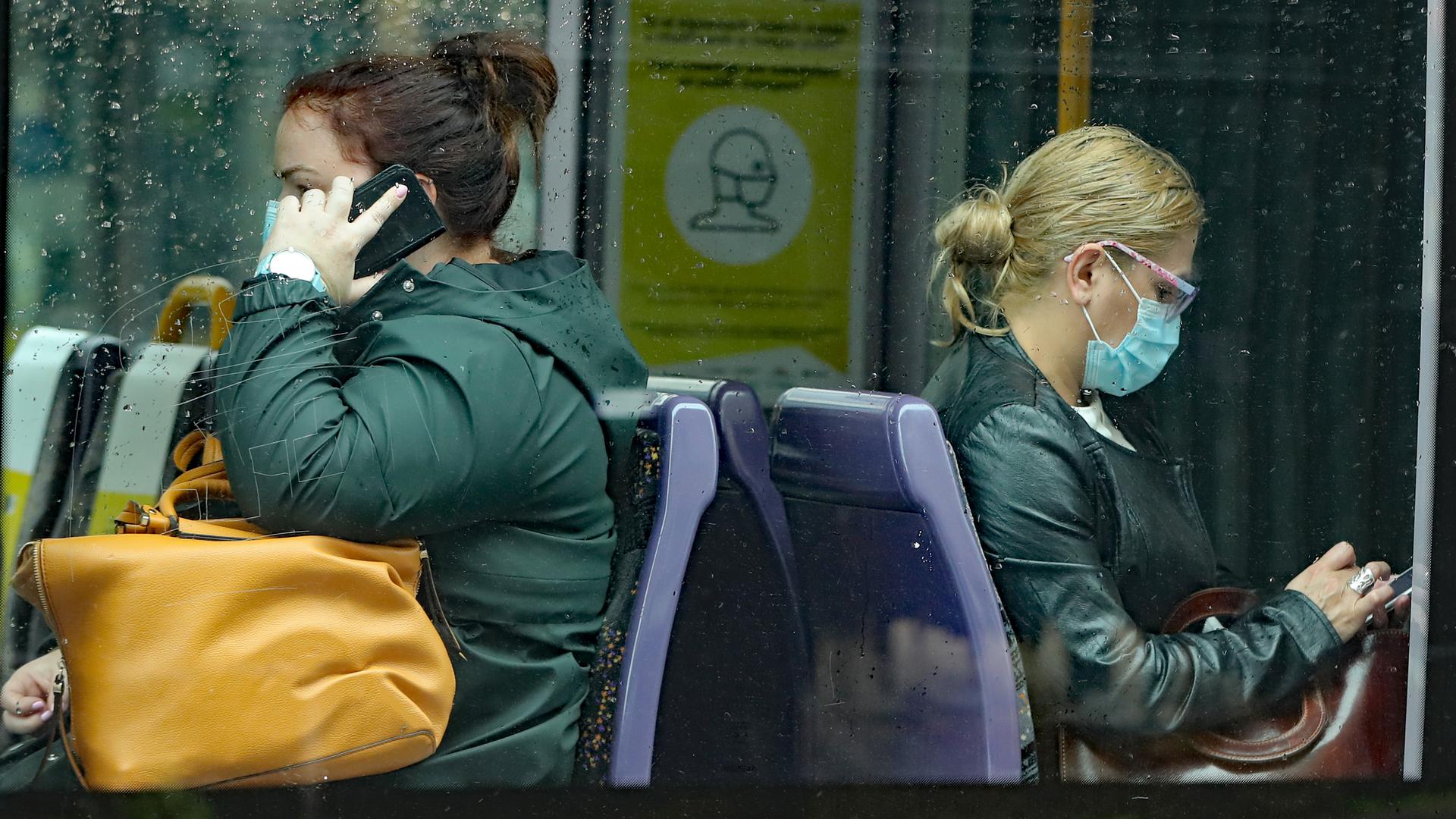 Menschen tragen Schutzmasken einer Straßenbahn, nachdem das Tragen von Mundschutz in öffentlichen Verkehrsmitteln landesweit zur Pflicht gemacht wurde. 