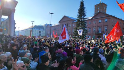 Dicht an dicht standen die Menschen auf dem Karlsruher Marktplatz und demonstrierten friedlich gegen rechte Umtriebe und für Demokratie.