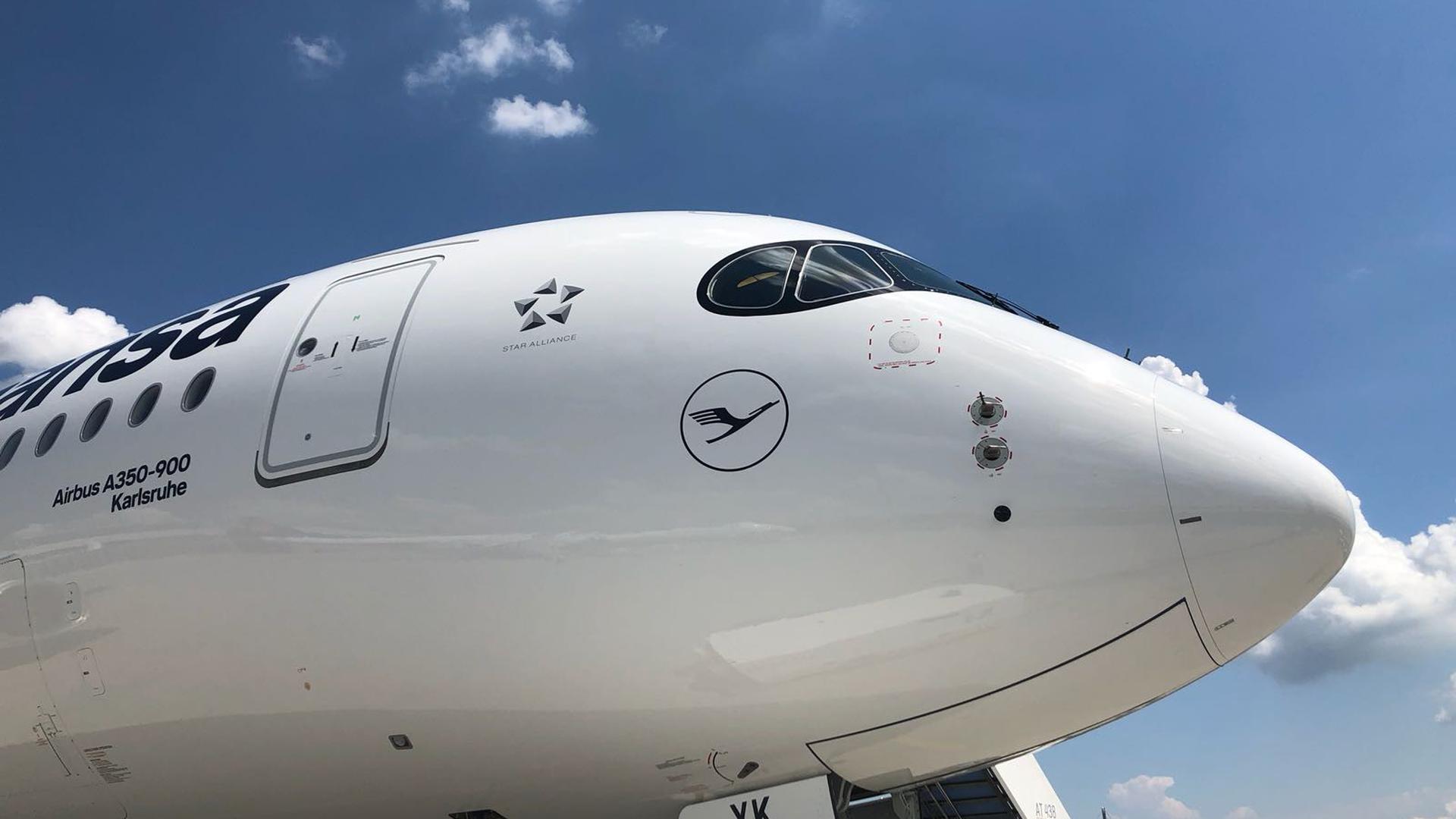 Der Lufthansa-Airbus „Karlsruhe” vom Typ A350 steht derzeit in München am Boden und wartet auf neue Einsätze nach der Corona-Krise.