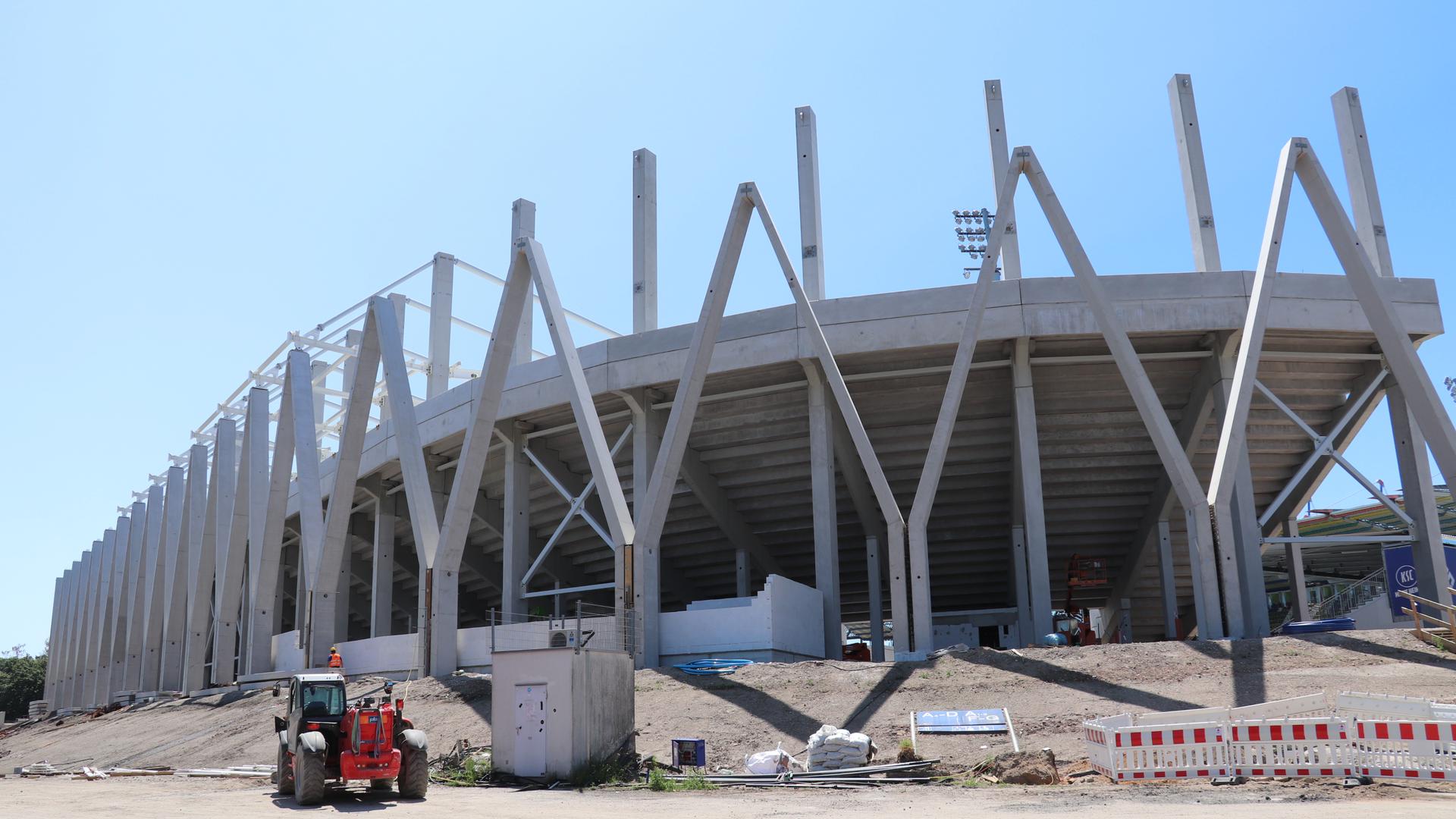 Außenansicht des im Bau befindlichen neuen Stadions in Karlsruhe.