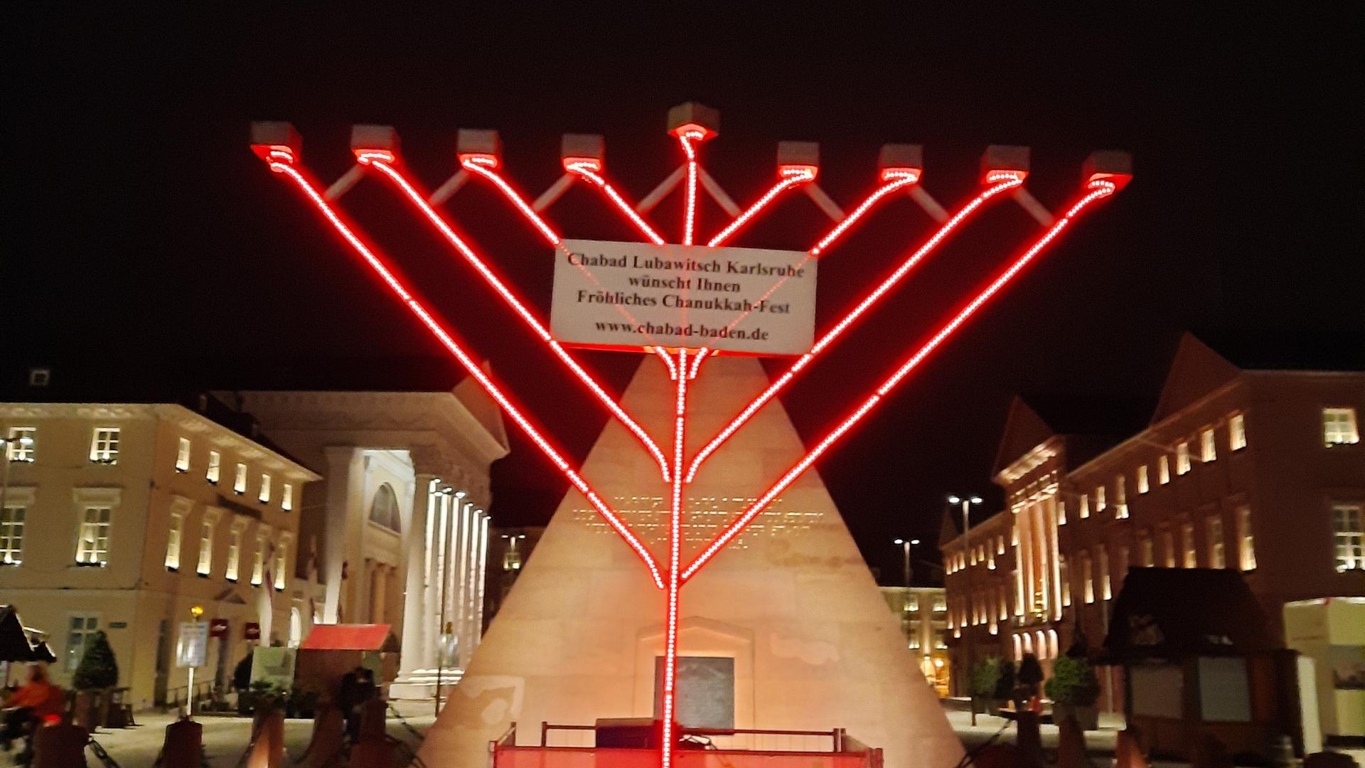 Blickfang am Marktplatz: Die jüdische Gruppierung Chabad hat am Marktplatz einen Leuchter für das Chanukka-Fest aufgestellt.