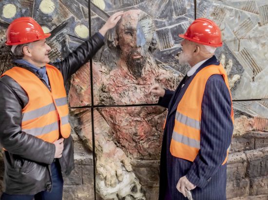 Ortsbegehung: Das erste der 14 Genesis-Kunstwerke präsentiert Künstler Markus Lüpertz (rechts) an der unterirdischen Haltestelle Kronenplatz dem Karlsruher OB Frank Mentrup.