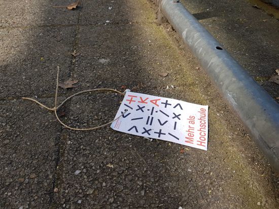 Von vielen Fahrradbesitzern wurden die Flyer, die die Hochschule an Lenker hängen ließ, achtlos weggeworfen.