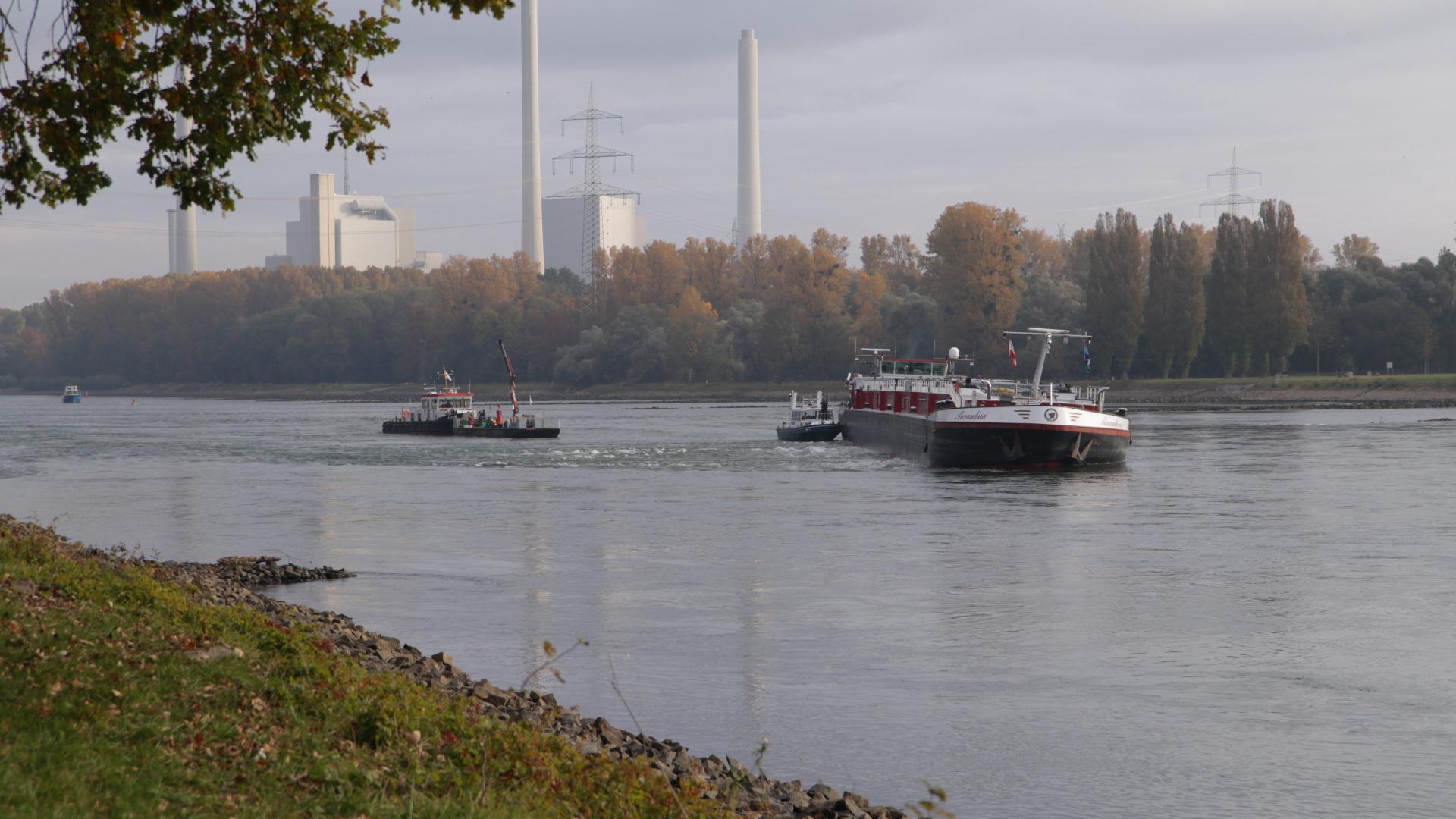 Zwei Schiffe liegen im Rhein fest