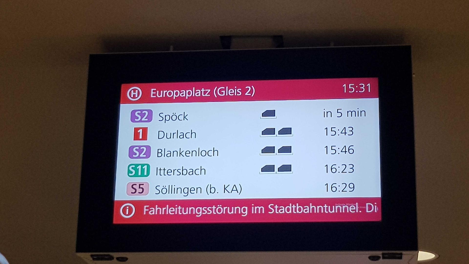 Über die Anzeigetafeln im Stadtbahntunnel in Karlsruhe wurden die Fahrgäste über die Störung informiert. 