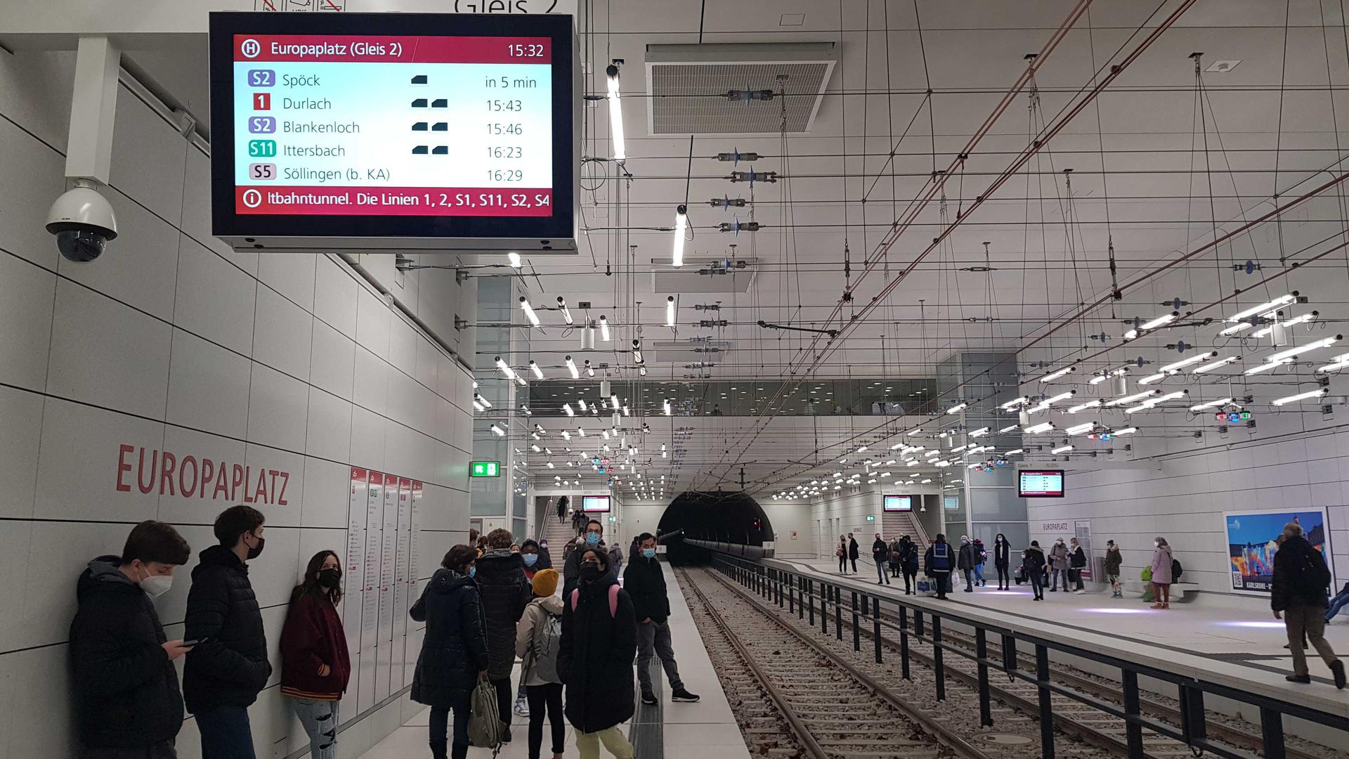 Fahrgäste warten nach einer Störung im Tunnel der Kombilösung Karlsruhe auf die Stadtbahnen. 