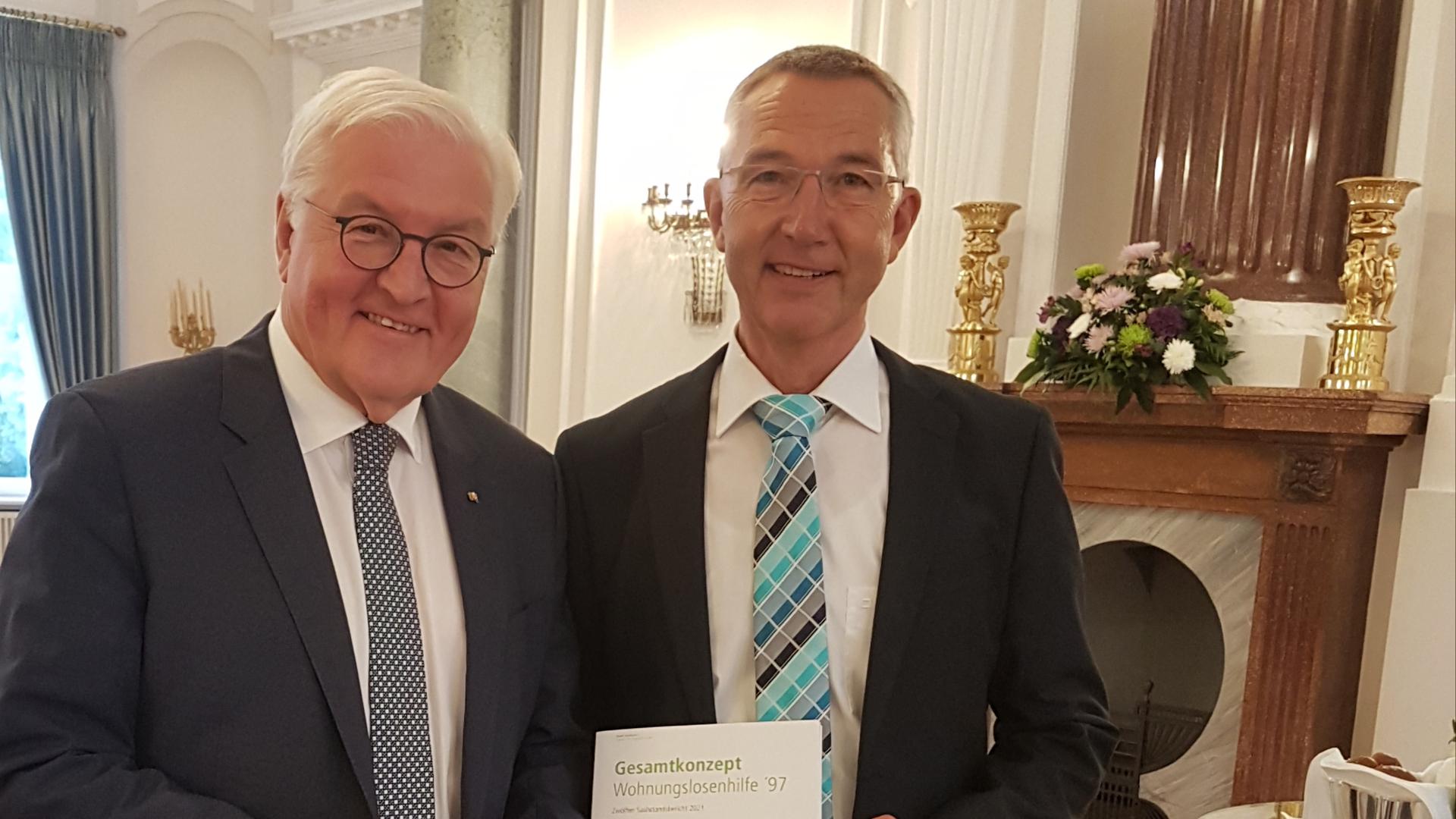 Seit Jahren gibt es in Karlsruhe ein Gesamtkonzept Wohnungslosenhilfe, das sich nun Bundespräsident Steinmeier (links) von Bürgermeister Lenz erläutern ließ.