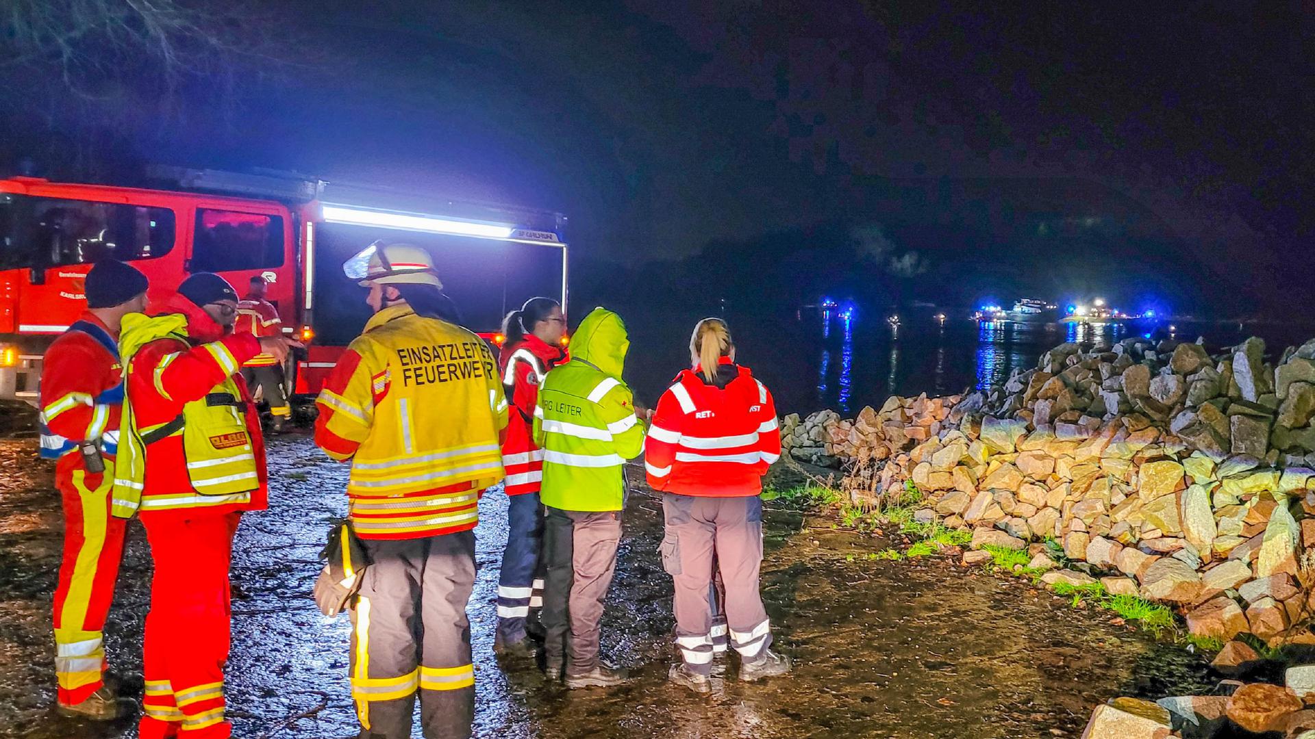 Weil sich das brennende Schiff noch an das rheinland-pfälzische Ufer schleppen konnte, mussten einige Kräfte der Karlsruher Feuerwehr am Donnerstagabend nicht direkt in die Löscharbeiten eingreifen.
