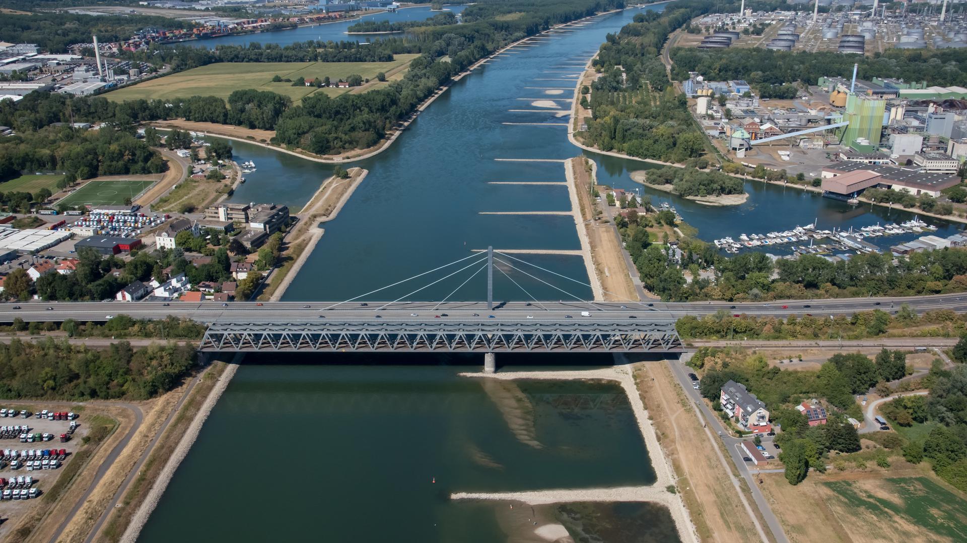 Die Rheinbrücke zwischen Karlsruhe und Wörth bei Niedrigwasser aus der Luft.