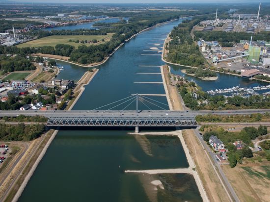 Künftige Querung: Die zweite Rheinbrücke wird nördlich der ersten gebaut, so dass die künftige Querspange nahe dem bewaldeten Geländestreifen im Bildhintergrund rechts Richtung Osten führen wird.