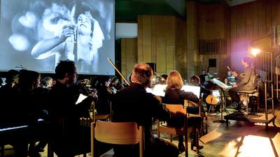 Eröffnung 20. Karlsruher Stummfilmfestival am 07.02.2023 im Stephansaal, KIT-Kammerorchester unter Leitung von Francois Salignat begleitet den Film „Das neue Babylon“.