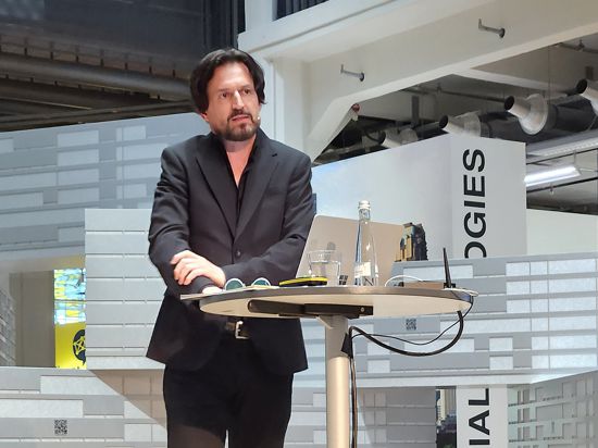 Ole Scheeren beim Vortrag im ZKM Karlsruhe am 4. Mai 2023 im Rahmen der Ausstellung „Spaces of Life“