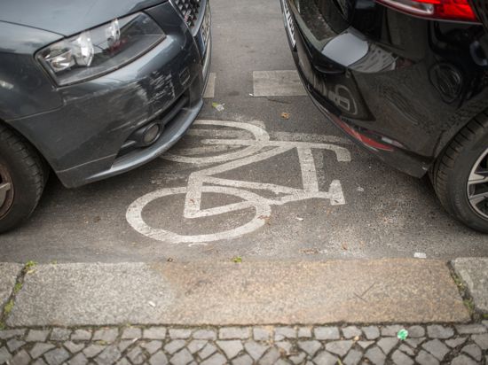 Geparkte Autos stehen auf einem Radweg. Mit der Verteilung gelber Karten wollen Verkehrsverbände auf die Folgen von Falschparken hinweisen. Dazu haben sie eine bundesweite Aktionswoche ausgerufen, die am 03.06.2019 auch in Hessen beginnt. +++ dpa-Bildfunk +++